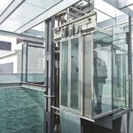 Ascensor con cabina de vidrio en un Hotel de Barcelona