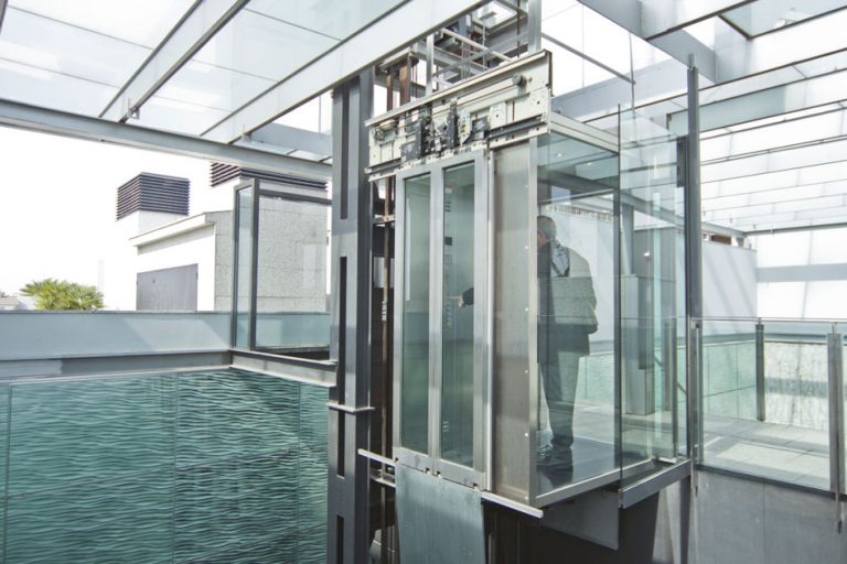 Ascensor con cabina de vidrio en un Hotel de Barcelona