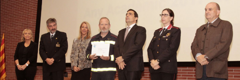 Personas recogiendo premio por bomberos de seguridad para el ascensor