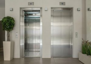 Dos ascensores de frontal para pública concurrencia