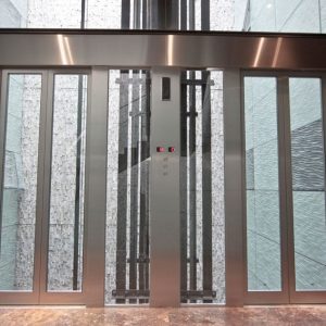 Frontal y cerramiento de un ascensor de vidrio