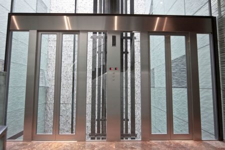 Frontal y cerramiento de un ascensor de vidrio