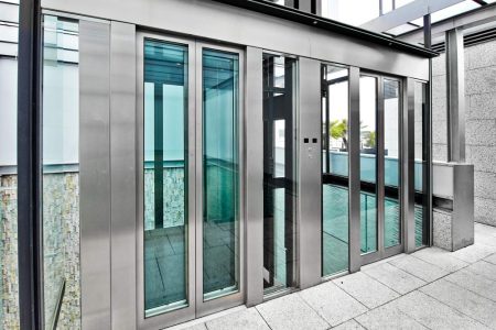 Dos ascensores con el frontal acristalado de vidrio transparente
