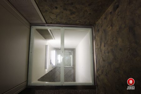 Pasarela de vidrio antideslizante de un ascensor