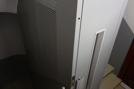 Ascensor pequeño instalado en hueco de escalera con puerta semiautomática