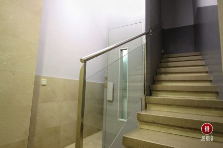 Barandilla de vidrio que transparenta al ascensor pequeño