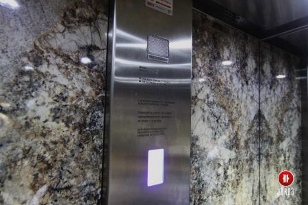 Botonera vertical de inoxidable con grabado personalizado en el interior de una cabina de ascensor