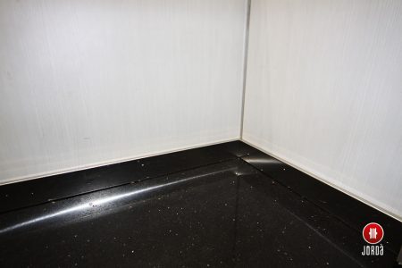 Reforma del interior de cabina de un ascensor con suelo silestone negro y zócalos de inoxidable y paredes de Fórmica