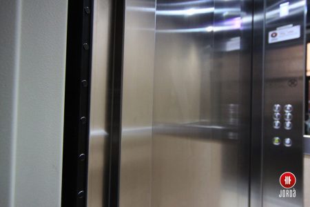 Fotocélula vertical de barra en la cabina de un ascensor