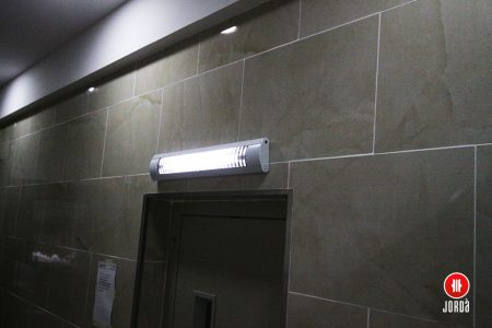 Tira de led iluminando el rellano del ascensor