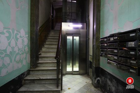 Frontal de ascensor con chapa inoxidable en una comunidad de propietarios