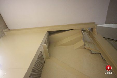 Curva del recorte de la nueva escalera para instalar el ascensor nuevo