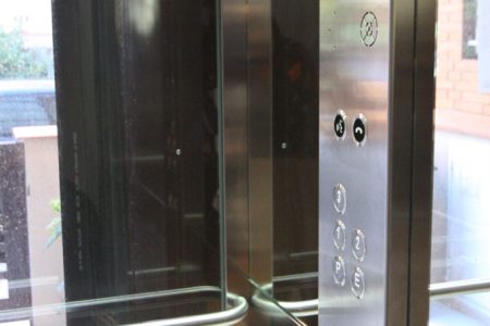 Botonera de columna vertical en inoxidable en el interior de cabina de ascensor