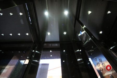 Iluminacion de led de un techo de cabina de ascensor en acabado inoxidable