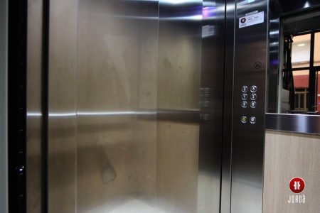 Puerta automática de inoxidable en el interior de una cabina de ascensor