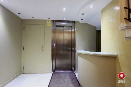 Un ascensor con chapas frontales de inoxidable instalado en el interior de una comunidad de propietarios