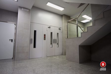 Reforma de interior de un vestíbulo de comunidad de propietarios con ascensor incluido