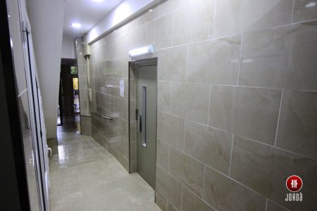 Reforma de suelo, pared, vestíbulo completo alrededor de un ascensor en una comunidad de propietarios
