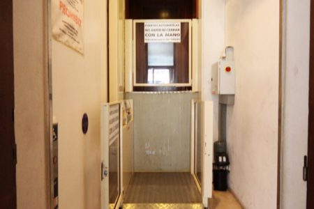 Salva escaleras vertical sin cabina con puerta automatica abierta