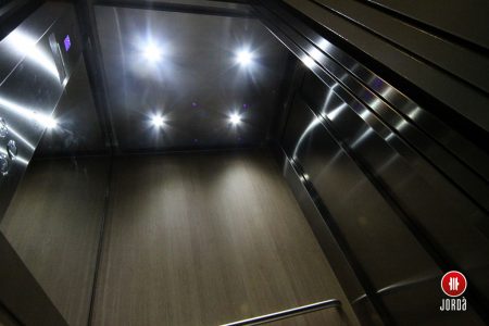 Techo de inoxidable con 4 leds iluminando interior de cabina de ascensor